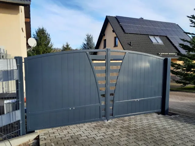 Zweiflügelige Toranlage mit geschlossenen Metallfüllungen