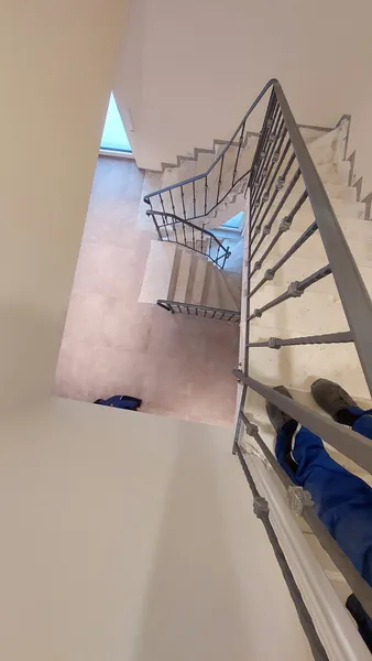 Blick durch das Treppenauge auf die Geländerstäbe