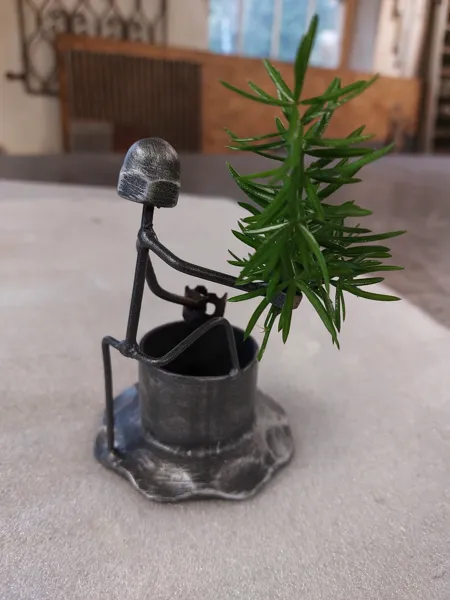 Dekorative Figur aus Metall mit Pflanzgefäß