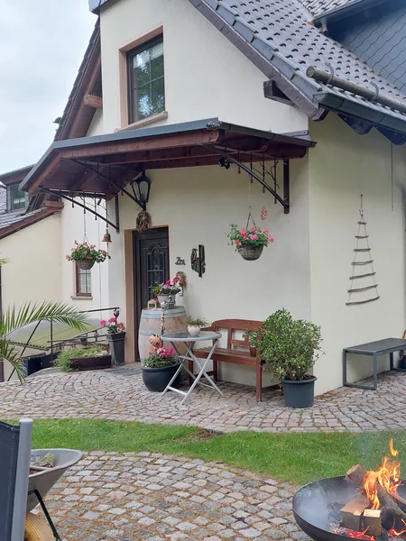 Dekorative Metallkonsolen unter einem Vordach am Hauseingang