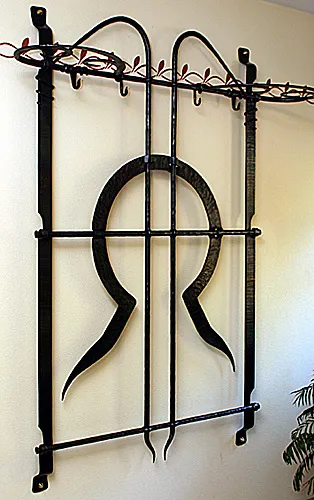Dekoratives Metallgitter an einer Wand