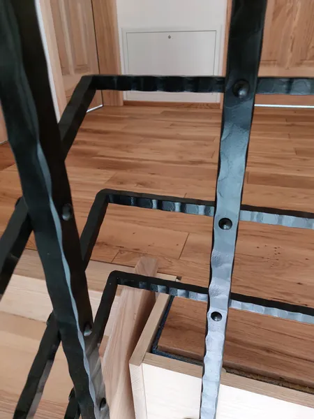 Detail eines Treppengeländers mit gedrehtem Metallstab