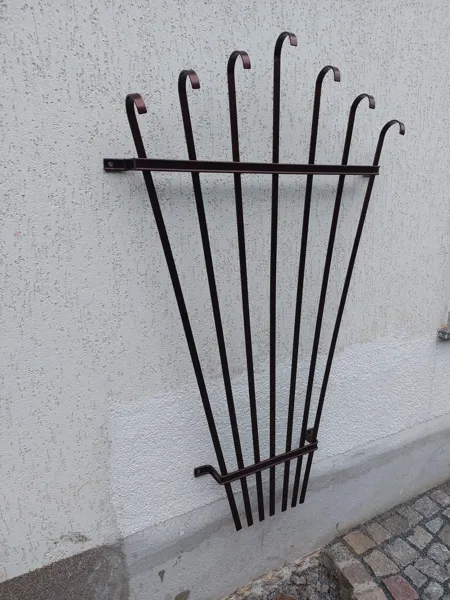 Fächerförmiges Metallgitter mit gebogenen Stäben