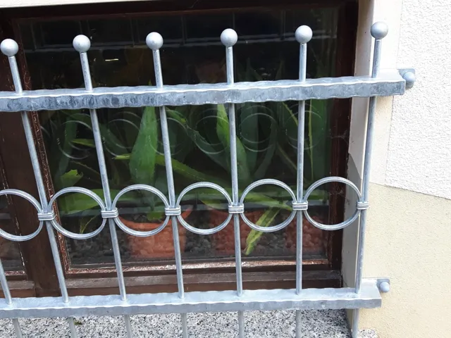 Fenstergitter mit kreisförmigen Metallelementen