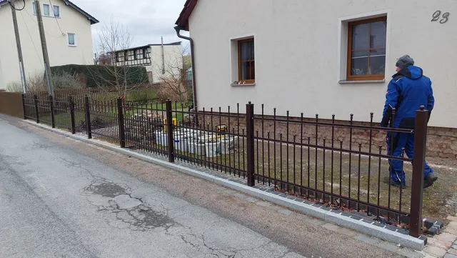 Gesamtansicht einer Zaunanlage vor einem Wohnhaus