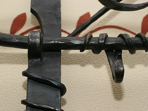 Geschmiedete Halterung mit gedrehten Metallelementen
