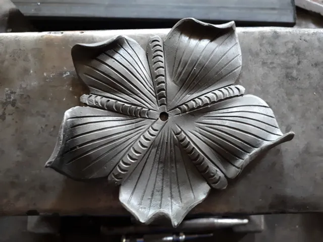 Geschmiedete Metallblüte mit strukturierten Blütenblättern