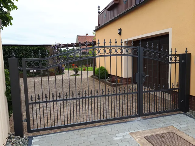 Geschmiedete Toranlage mit dekorativen Metallelementen