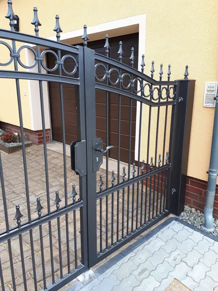Geschmiedete Toranlage mit dekorativen Metallelementen