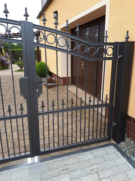 Geschmiedete Toranlage mit dekorativen Metallelementen