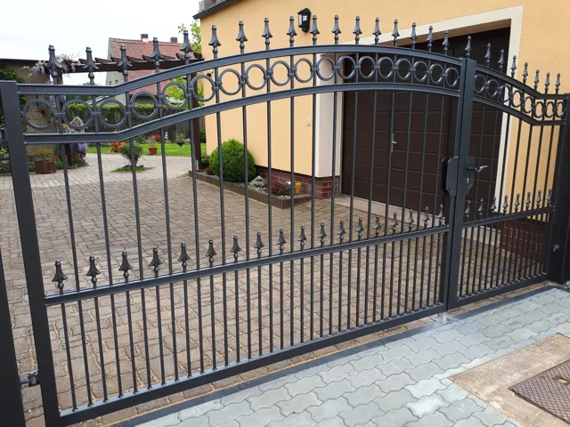Geschmiedete Toranlage mit dekorativen Metallelementen