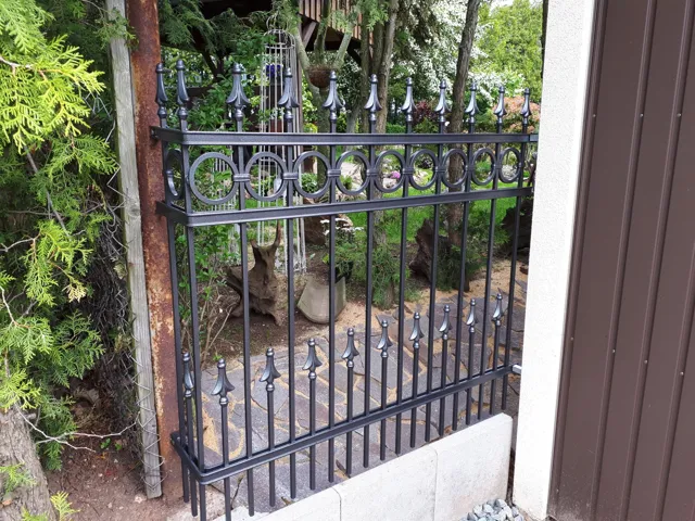 Geschmiedete Toranlage mit dekorativen Metallelementen