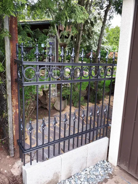 Geschmiedete Toranlage mit dekorativen Metallelementen