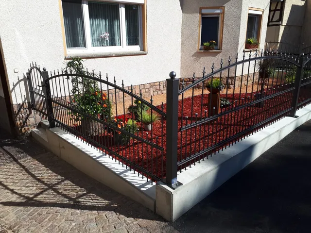 Geschmiedete Toranlage mit dekorativen Metallelementen