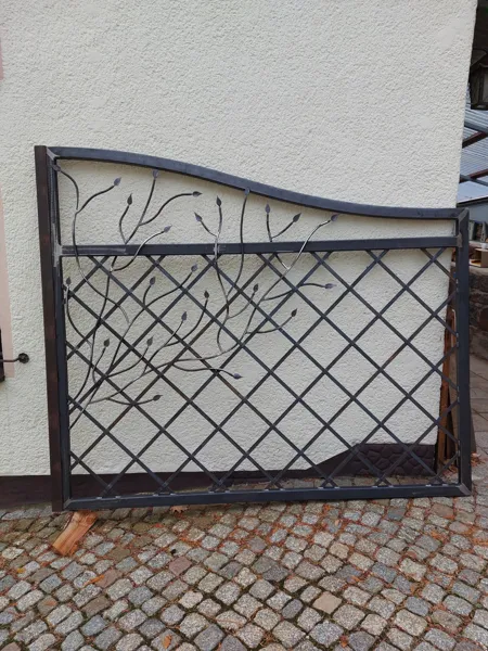 Geschmiedete Toranlage mit dekorativen Metallelementen