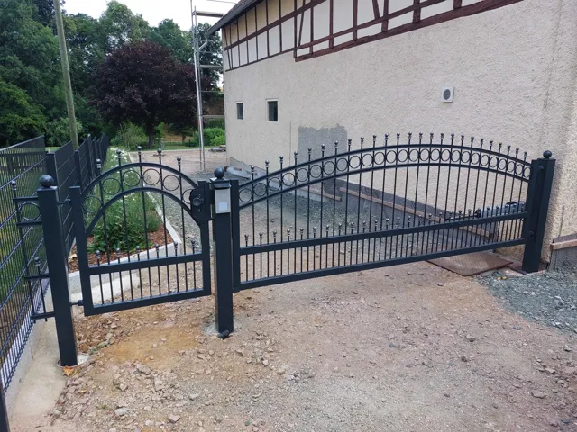 Geschmiedete Toranlage mit dekorativen Metallelementen