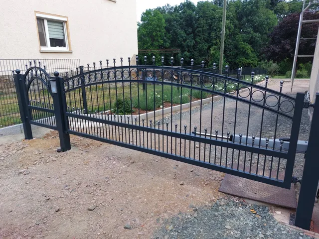 Geschmiedete Toranlage mit dekorativen Metallelementen