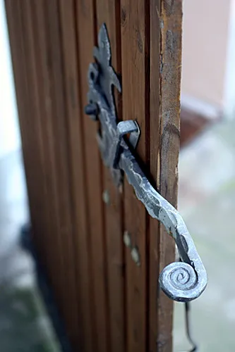 Geschmiedeter Türgriff an einer Holztür