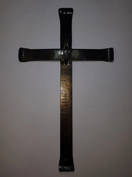 Metallkreuz an einer Innenwand