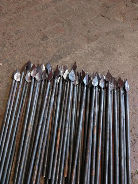Metallstäbe mit blattförmigen Enden in der Werkstatt