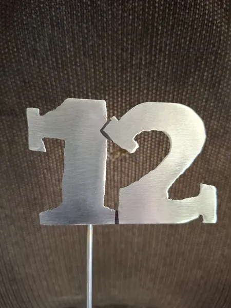 Metallstecker mit ausgeschnittener Zahl 12