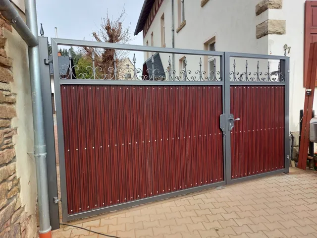 Metalltor mit roten Füllungen und senkrechten Stäben