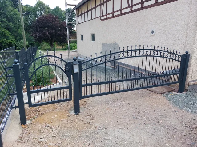Toranlage mit geschwungenem Abschluss und kreisförmigen Ornamenten