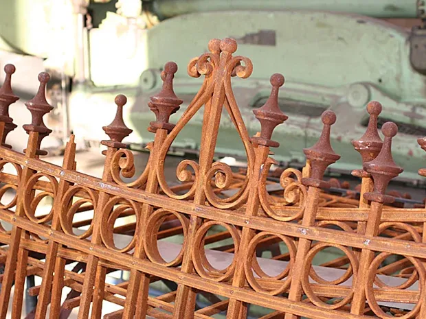 Verziertes Schmiedegitter mit geschwungenen Ornamenten