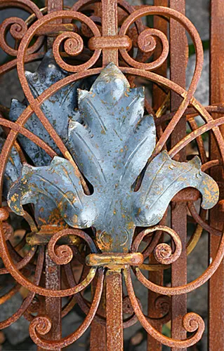 Verziertes Schmiedegitter mit geschwungenen Ornamenten