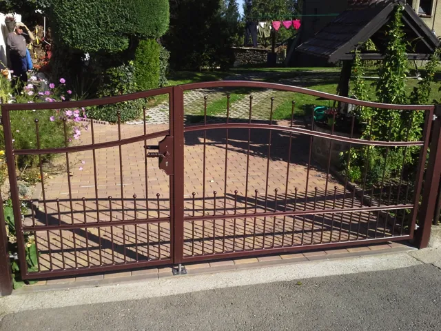 Zweiflügeliges Tor mit diagonalen Metallstäben