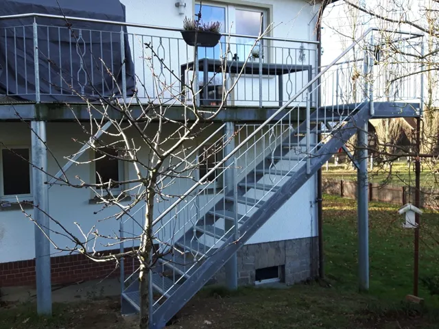 Außentreppe aus Metall an einem Wohnhaus