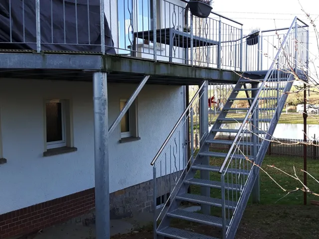 Außentreppe aus Metall an einem Wohnhaus