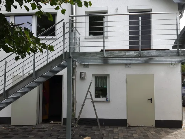 Außentreppe aus Metall an einem Wohnhaus