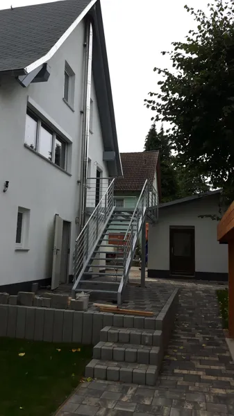 Außentreppe aus Metall an einem Wohnhaus