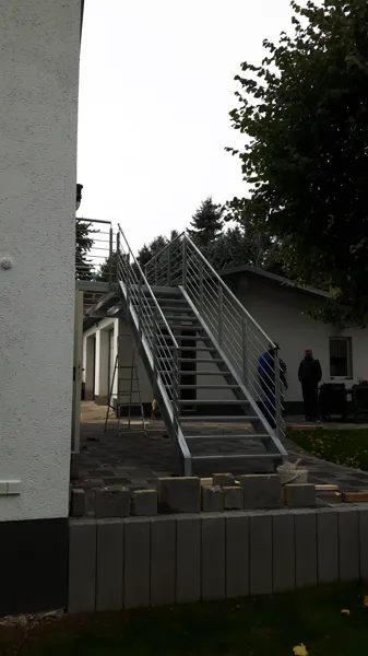 Außentreppe aus Metall an einem Wohnhaus