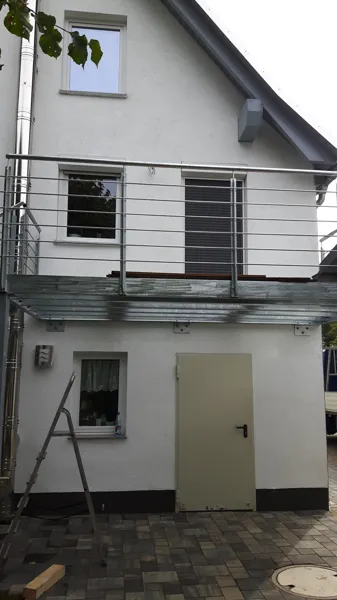 Außentreppe aus Metall an einem Wohnhaus