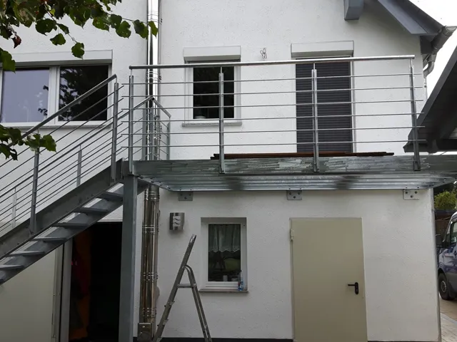 Außentreppe aus Metall an einem Wohnhaus