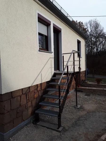 Außentreppe aus Metall an einem Wohnhaus