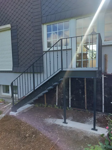 Außentreppe aus Metall an einem Wohnhaus