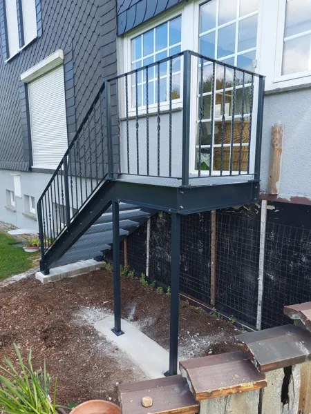 Außentreppe aus Metall an einem Wohnhaus