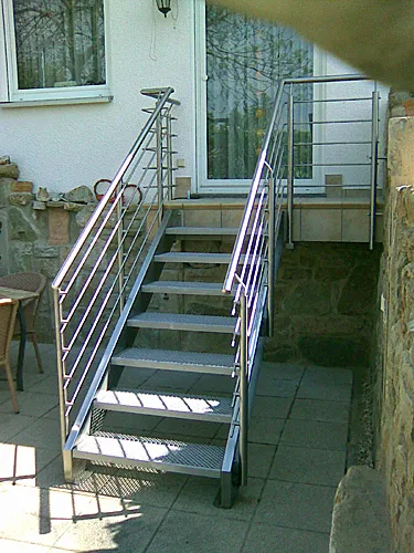Außentreppe aus Metall an einem Wohnhaus
