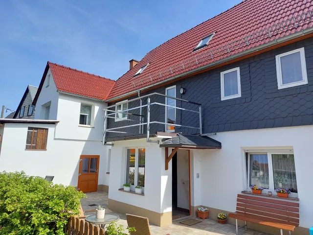 Balkon mit Metallgeländer über einem Hauseingang
