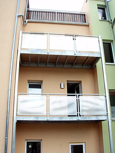 Balkonanlage an einem mehrgeschossigen Wohnhaus
