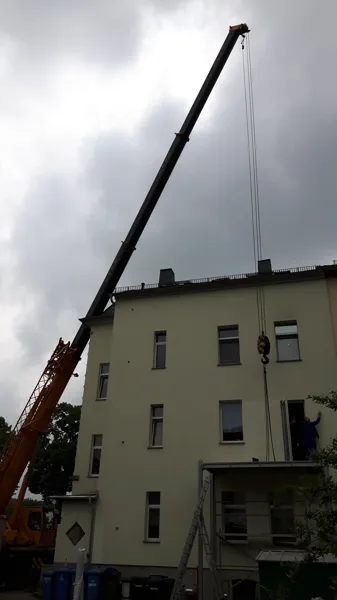 Balkonmontage mit einem Kran am Wohngebäude