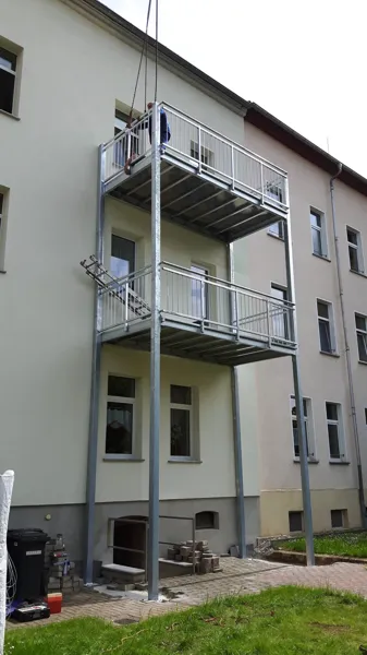 Balkonmontage mit einem Kran am Wohngebäude