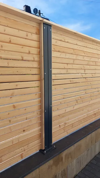 Detail einer Holzfüllung zwischen Metallpfosten