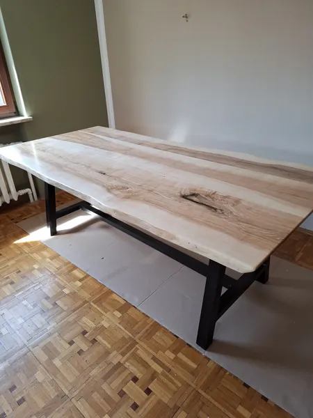 Esstisch mit Holzplatte und schwarzem Metallgestell