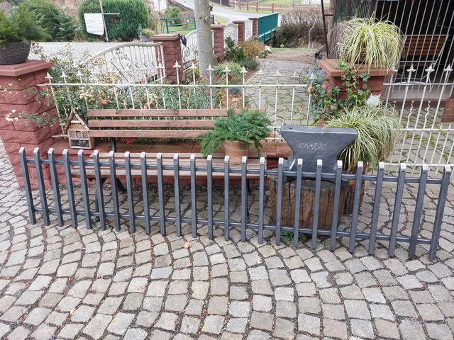 Gebogenes Zaunelement auf dem Werkstatthof