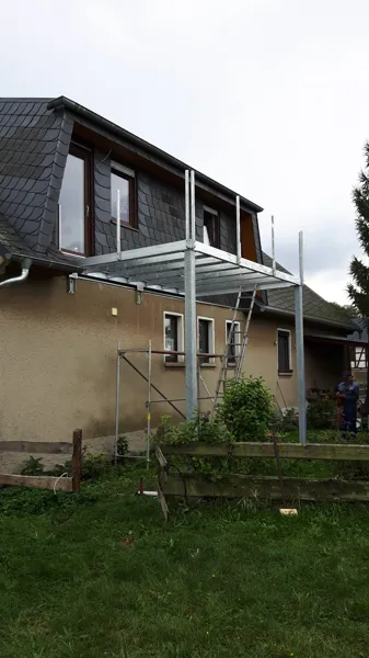 Geländer aus Edelstahl und Glas an einem Balkon