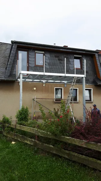 Geländer aus Edelstahl und Glas an einem Balkon